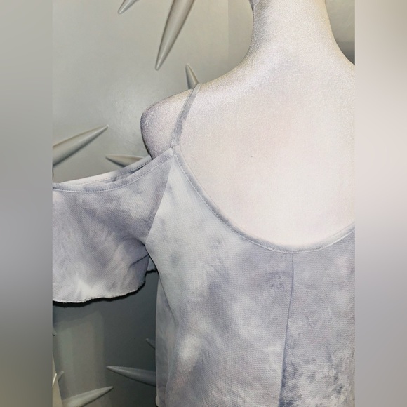 Moon Kiss SZ S gray/white cold shoulder top. Lightweight 100% rayon. Bust 38” - Picture 4 of 5